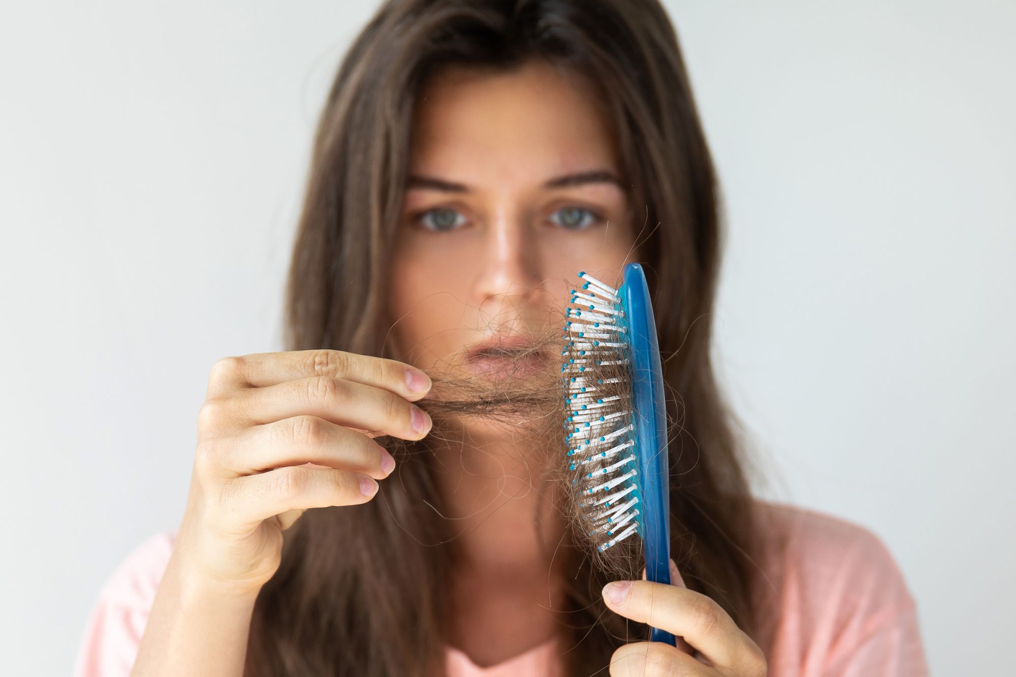 En este momento estás viendo ¿CUÁNDO PREOCUPARSE POR LA CAÍDA DEL CABELLO EN OTOÑO?