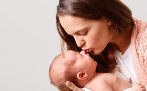 Lee más sobre el artículo CAÍDA DEL CABELLO EN EL POSPARTO