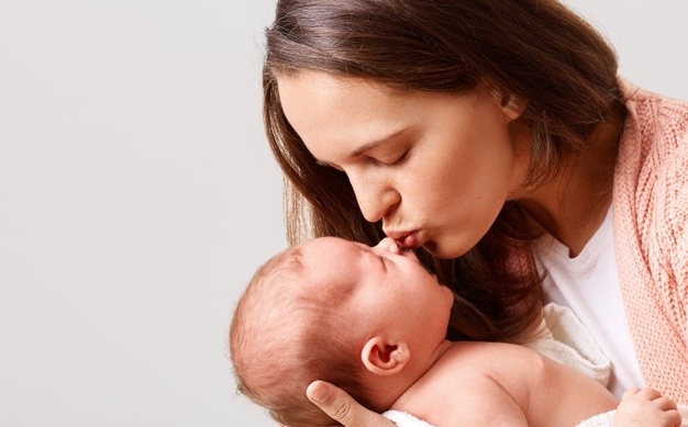 En este momento estás viendo CAÍDA DEL CABELLO EN EL POSPARTO