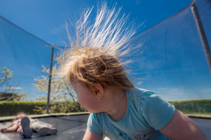 Lee más sobre el artículo ¿POR QUÉ SE ELECTRIZA EL CABELLO? CAUSAS Y CONSEJOS