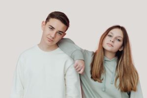 Lee más sobre el artículo ¿POR QUÉ AUMENTAN LA CASPA Y LA GRASA EN LA ADOLESCENCIA?